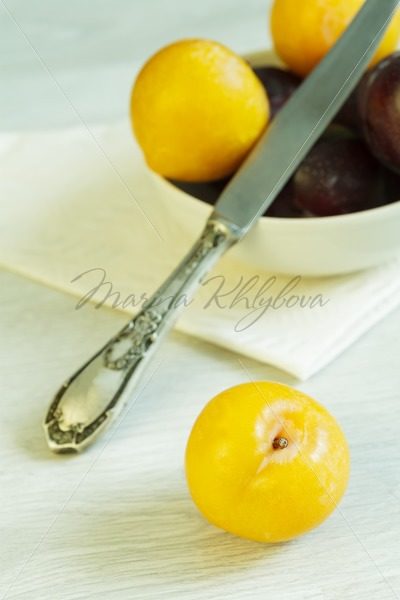 Plums and knife – Stock photos from around the world