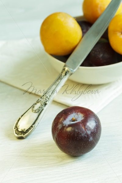 Purple plum and bowl with plums – Stock photos from around the world