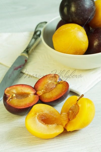 Two cuted plums – Stock photos from around the world