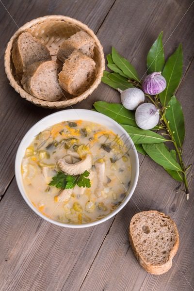 Bowl with Polish tripe soup, basket with rye bread and garlic – Stock photos from around the world
