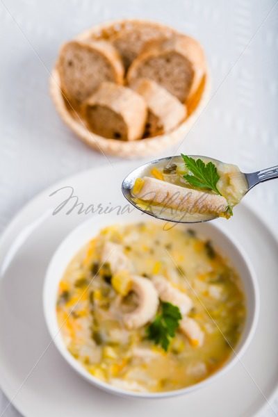 Spoon with tripe and parsley above bowl with soup – Stock photos from around the world